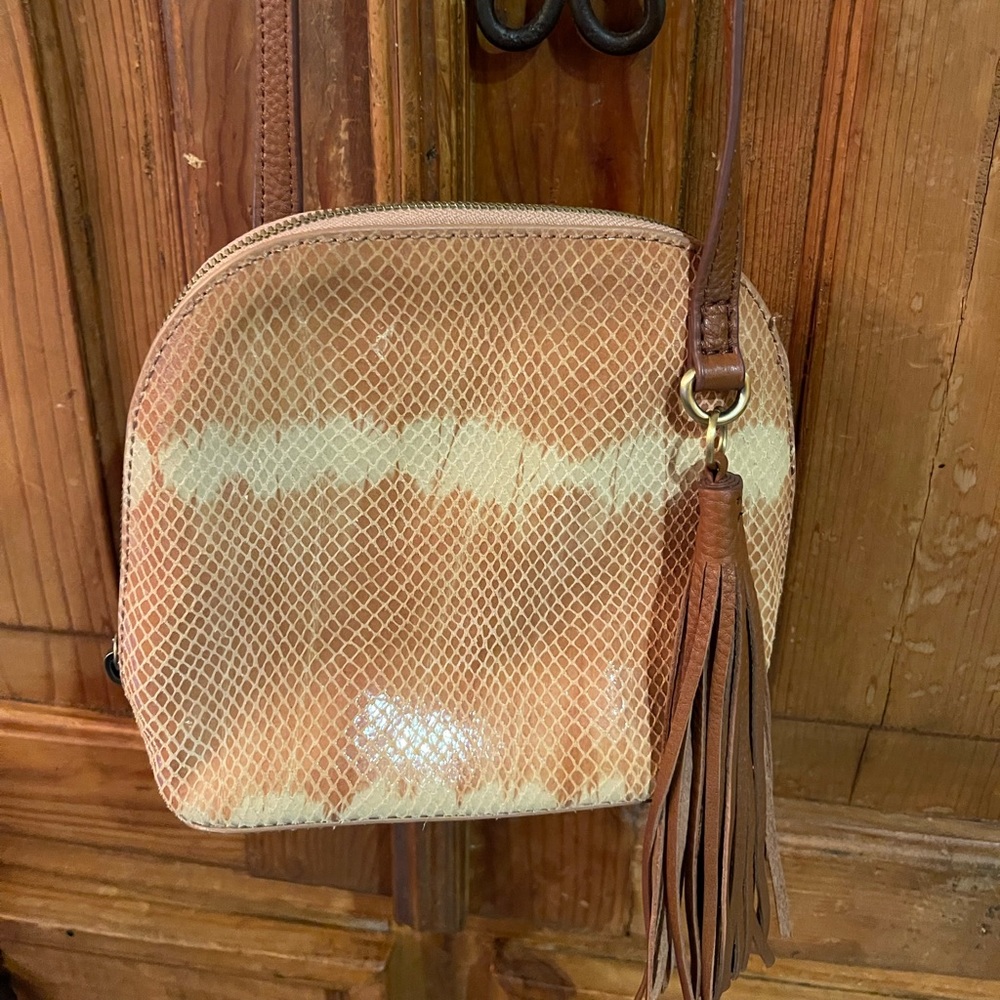 Hobo icon, the Nash crossbody purse is a boho-chic leather bag